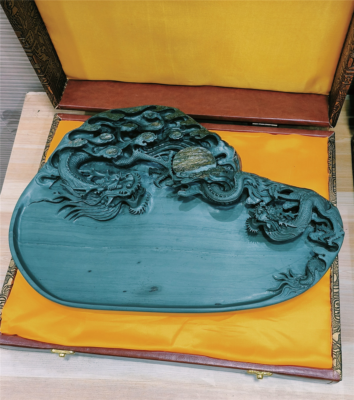 二龙戏珠洮河砚（40x27x6.5 cm）